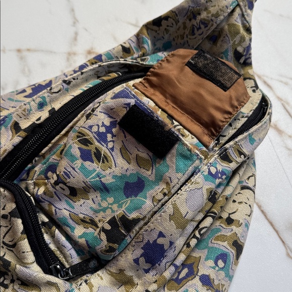 KAVU Cross Body Rope Bag Backpack All Over Print Hike Adventure Travel - Picture 7 of 12
